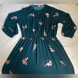 2XL green dress   Has buttoned opening below the neck    Falls to mid calf (5’8)